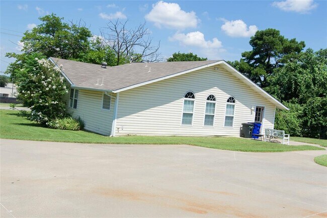 Building Photo - 5209 Bluebonnet Dr