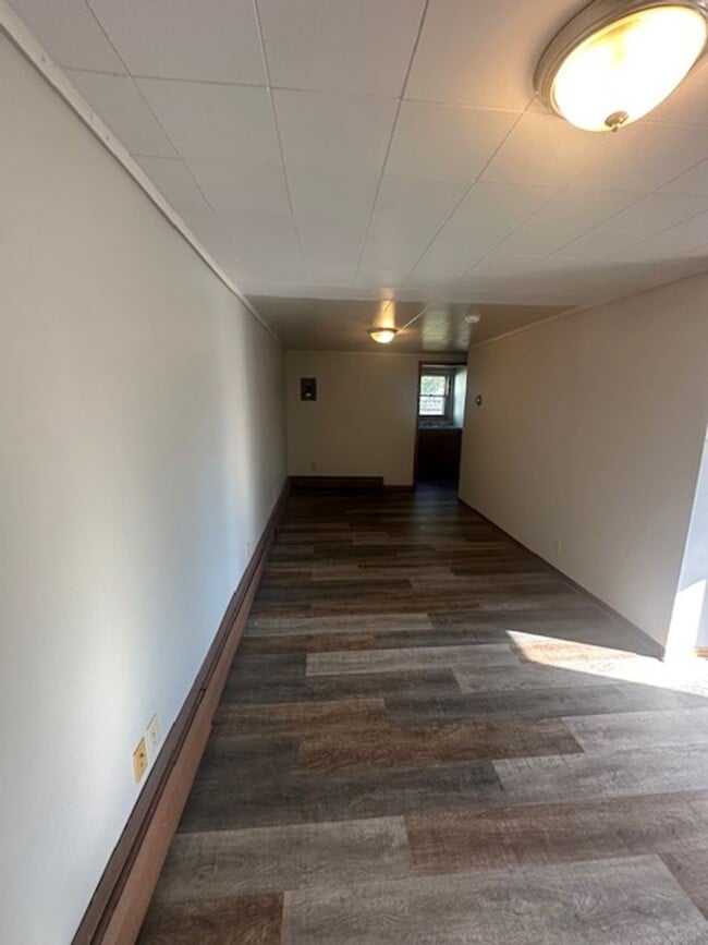 Building Photo - 1 Bed, 1 Bath Apartment - Staples