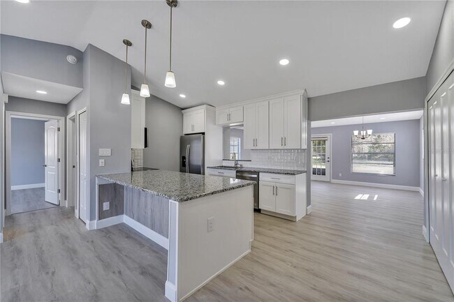 Foto del edificio - 10841 Log House Rd