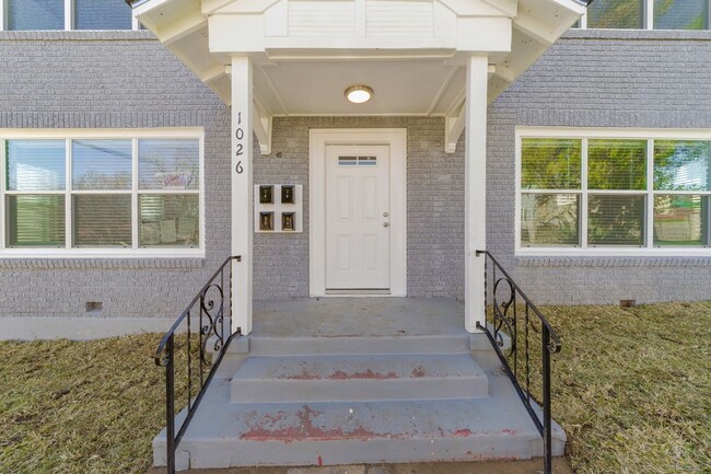 Building Photo - 1026 W French Pl 2 San Antonio TX 78212