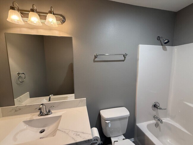 Foto del edificio - HUGE LOT, 3 BEDROOM FULLY UPGRADED KITCHEN...
