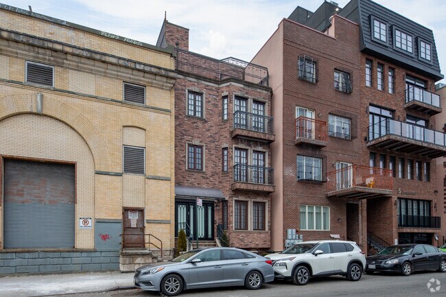 Building Photo - 147 Lorimer St