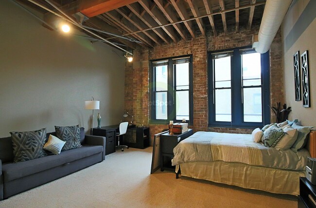 Building Photo - 1358 N Wells St