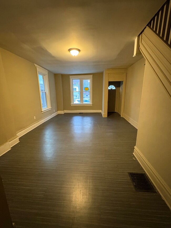 Building Photo - Spacious 5 Bedroom 1.5 Bath House in Harri...