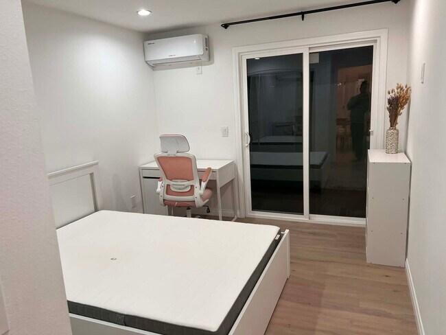 El dormitorio 2 tiene acceso a un pequeño patio lateral. - 16066 Bahama St