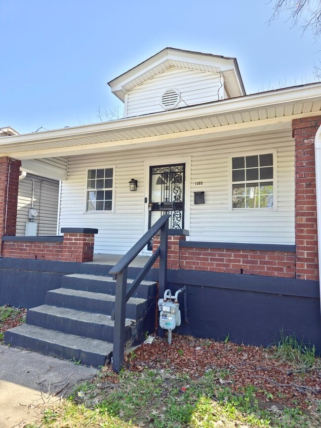 Building Photo - 1303 S 26th St