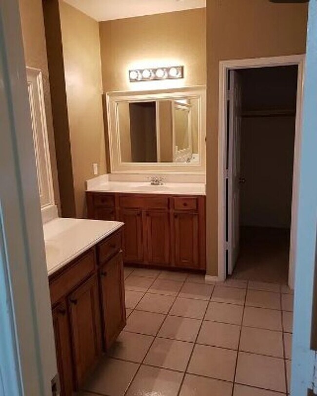 Building Photo - 9840 Meadow Rue Dr