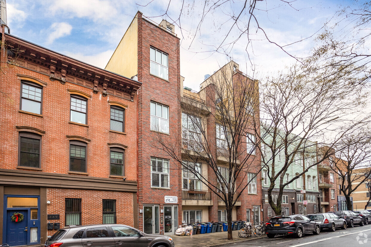 Primary Photo - 151 Manhattan Ave