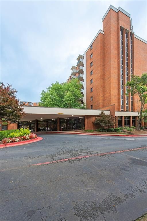 Foto del edificio - 300 Johnson Ferry Rd