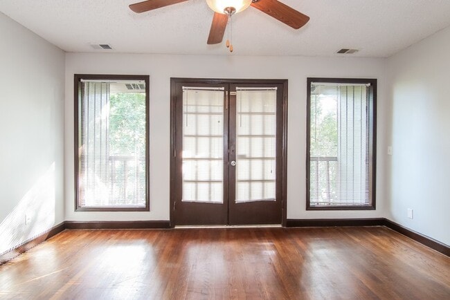 Building Photo - Delightful 3-Bedroom Home