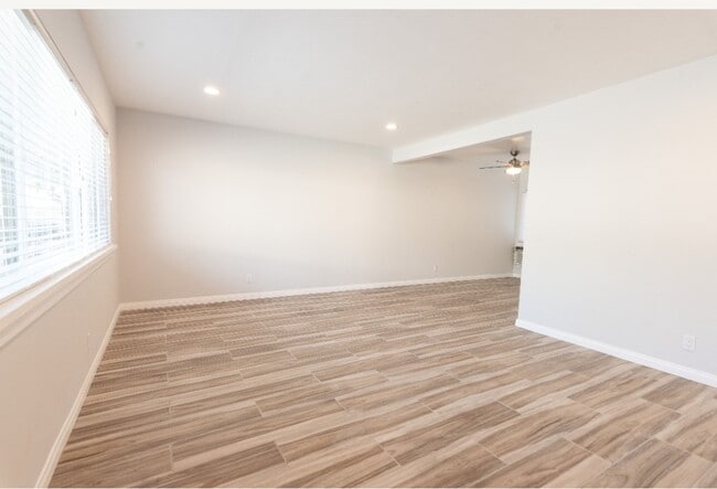 Building Photo - 423 E Elmwood Ave