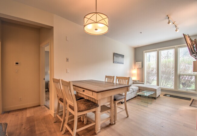 Photo du bâtiment - 7343-7343 Okanagan Landing Rd