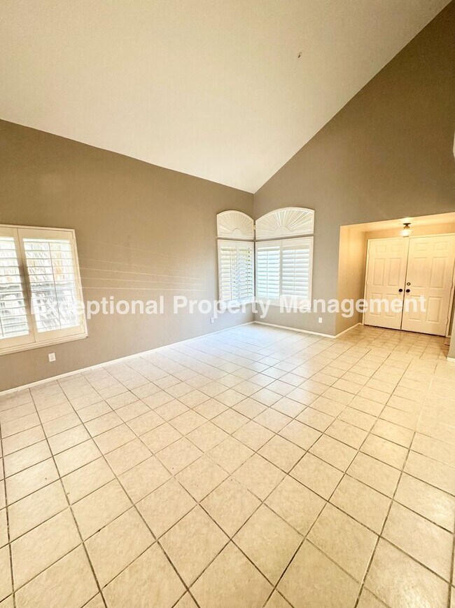 Foto del edificio - Great 4 bed 3 bath home in Fontana