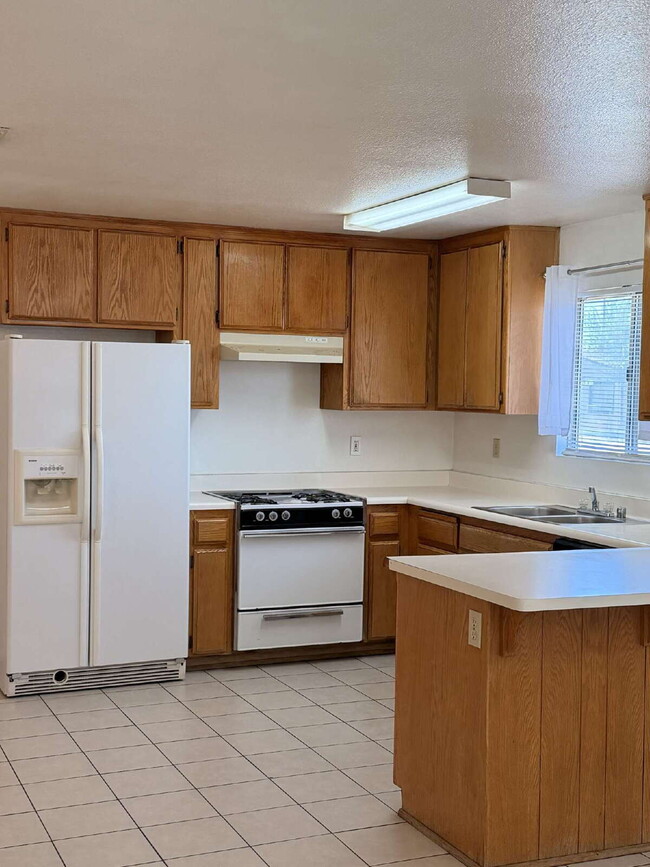 Foto del edificio - 2 Bed | 1 Bath Triplex Available!