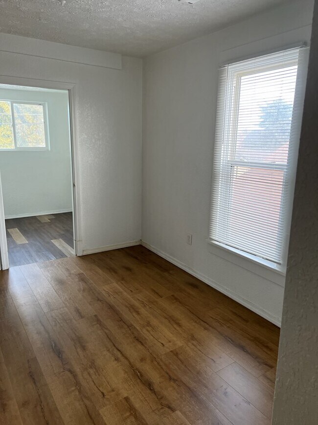 Foto del edificio - 2414 W Broadway Ave