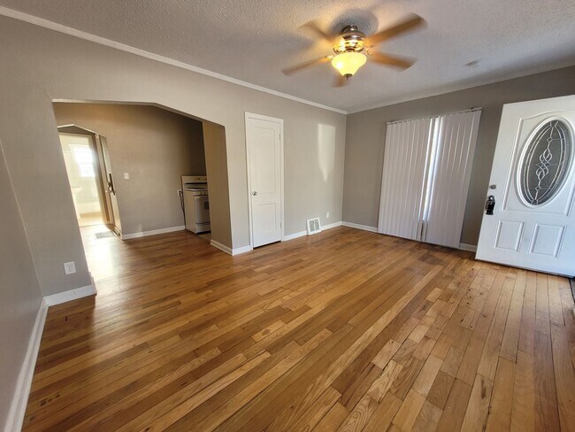 Foto del edificio - Great two bedroom duplex on Urbandale Avenue!
