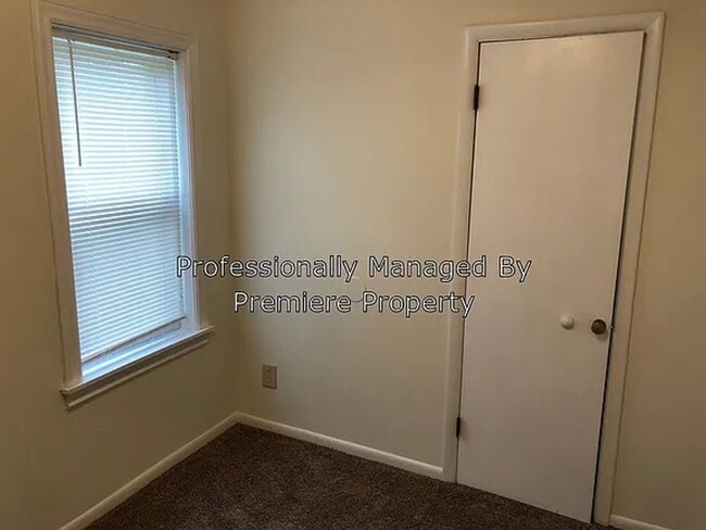 Building Photo - 2 Bed 1 Bath