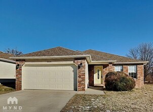 Building Photo - 664 S Mahn Ave