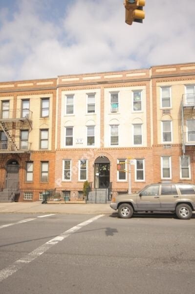 Foto principal - 52-29 Skillman Ave