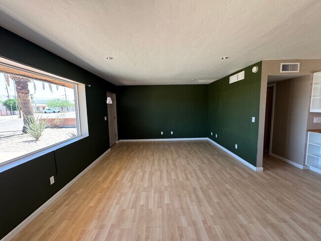 Foto del edificio - ALL UTILITIES INCLUDED Colorful & Eclectic 2 Bed / 1 Bath Home Near U of A