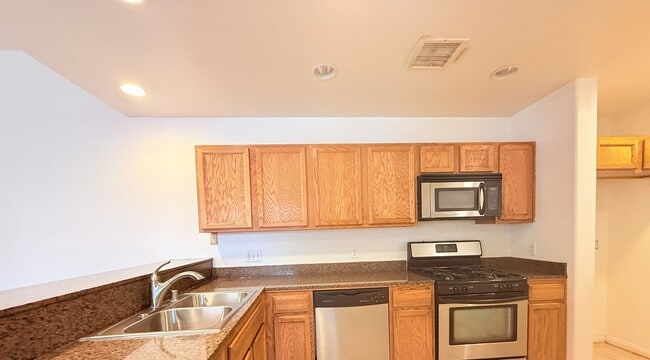 Building Photo - AVAILABLE NOW!! 3 Bedroom 2 Bathroom Duple...