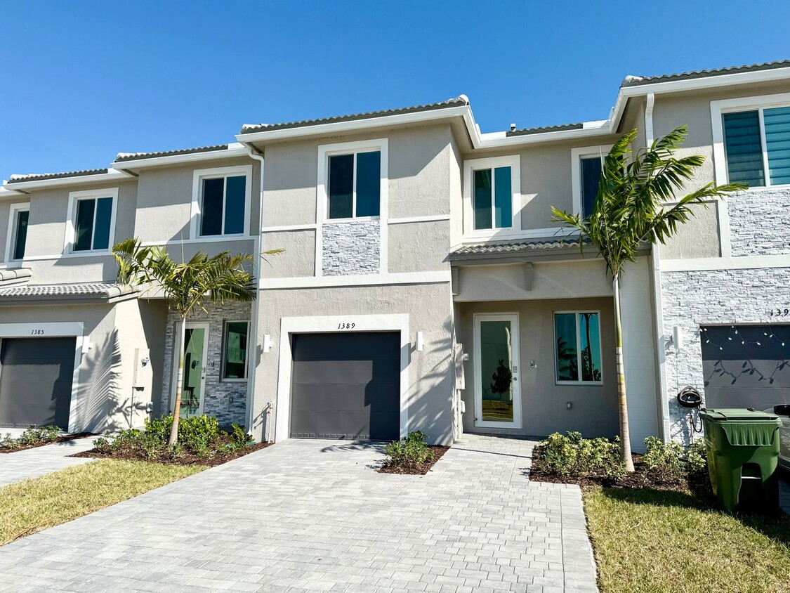 Foto principal - Brand new 3 bed 3.5 bath Townhouse with ya...