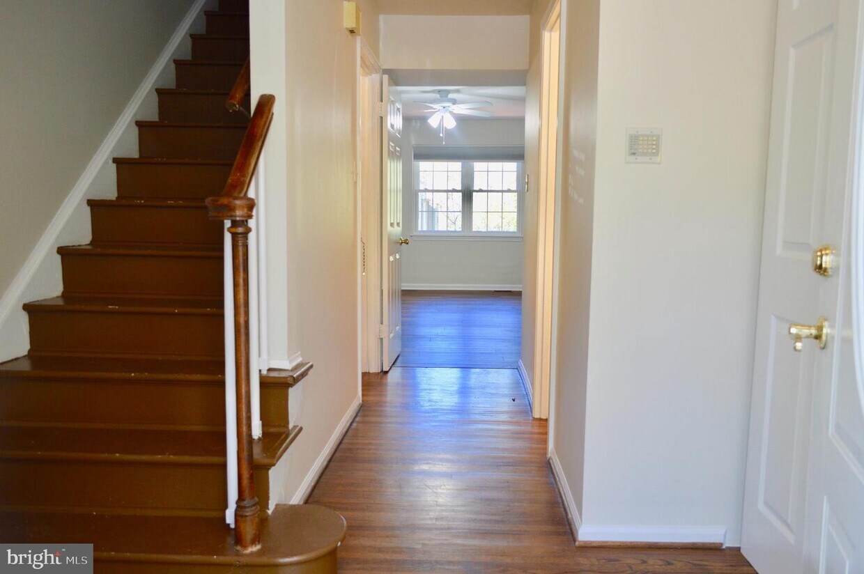 Primary Photo - 7 Honey Brook Cir