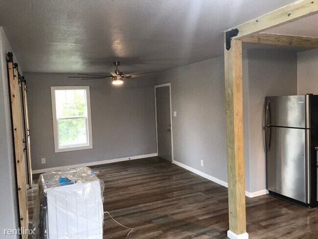 Building Photo - 1002 Texan Trail