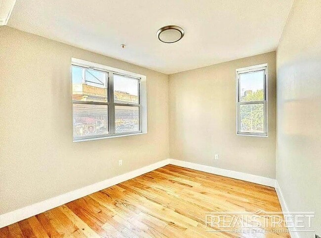 Foto del edificio - Super Sunny Gorgeous 2 Queen Size Bedroom in Prime Clinton Hill!