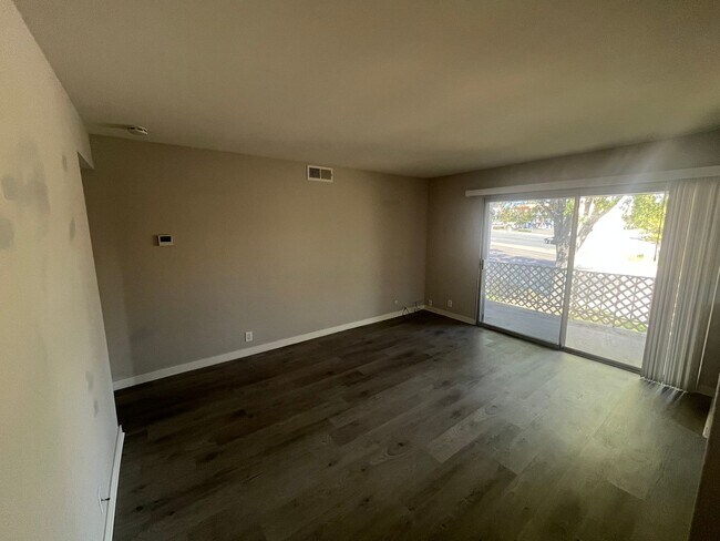 Foto del edificio - Spacious 2 Bed / 1 Bath Upstairs Condo in San Carlos – Utilities Included!