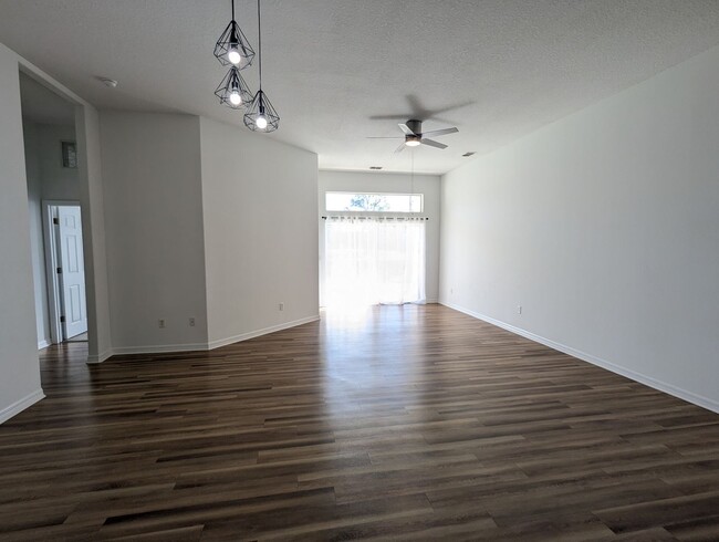 Building Photo - AVAILABLE NOW!! VERY LARGE 2 Bedroom, 2 Ba...