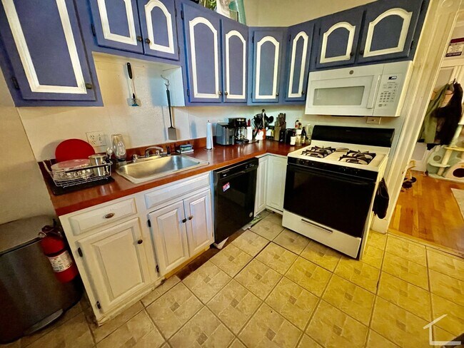 Building Photo - Awesome 3 bed 1 bath in Allston