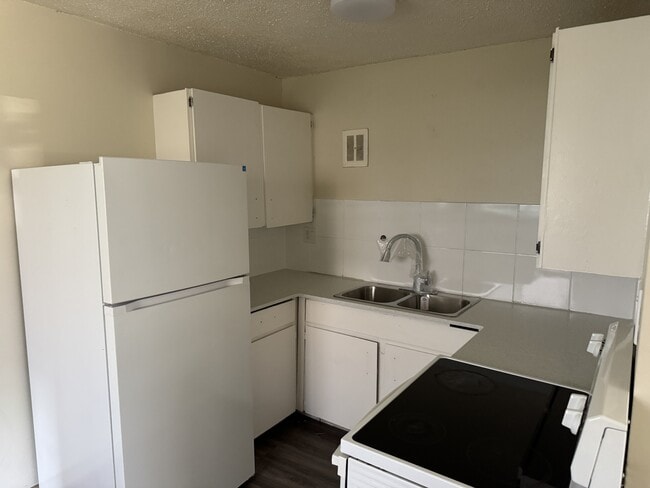 Building Photo - 12940-12118 118 Ave NW