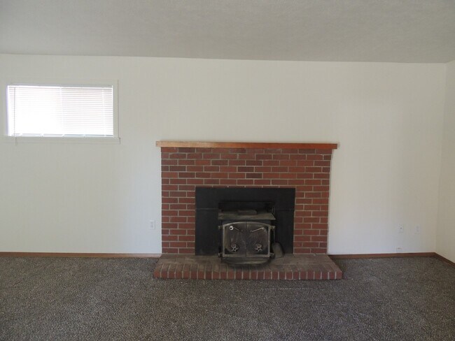 Building Photo - $1,900 – 2 Bed / 2 Bath Home with Fenced Y...