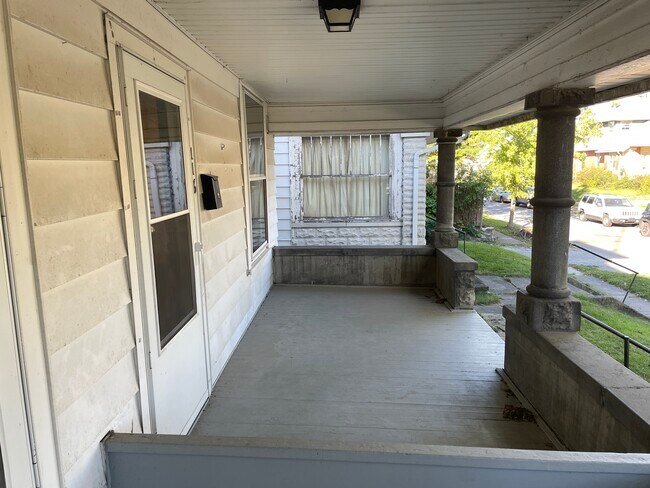 Front Porch - 116 E Raymond St