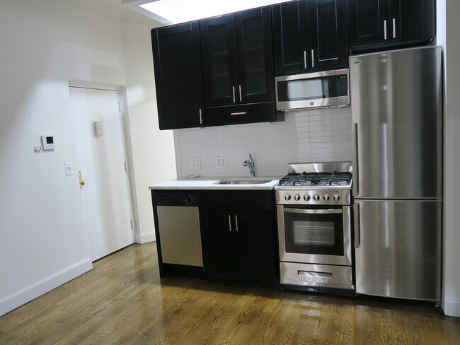 Building Photo - 307 Mott St
