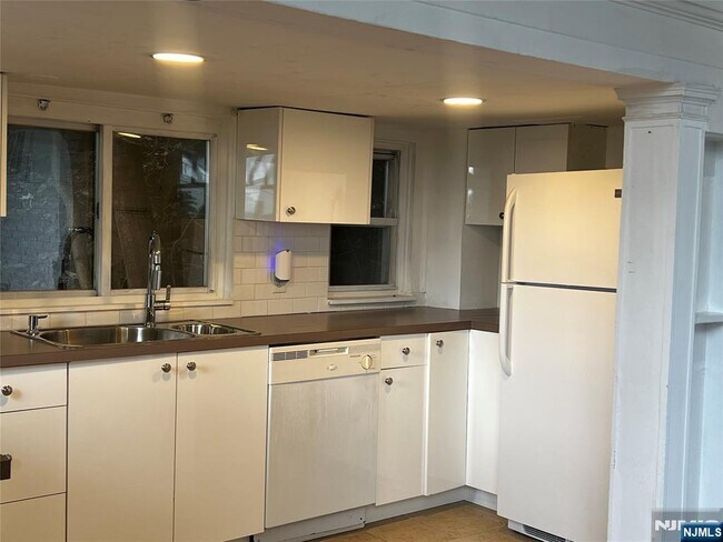 Foto del edificio - 7 Old Wood Rd-7
