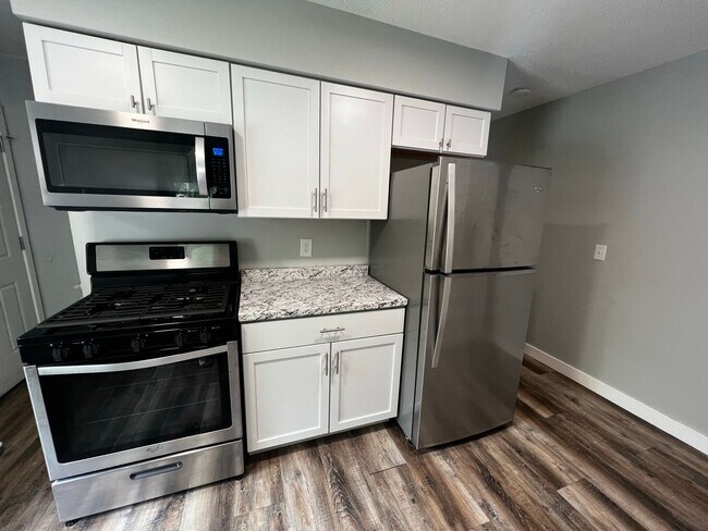 Foto del edificio - Short Term Lease Available! Side by Side Duplex! Rent Controlled