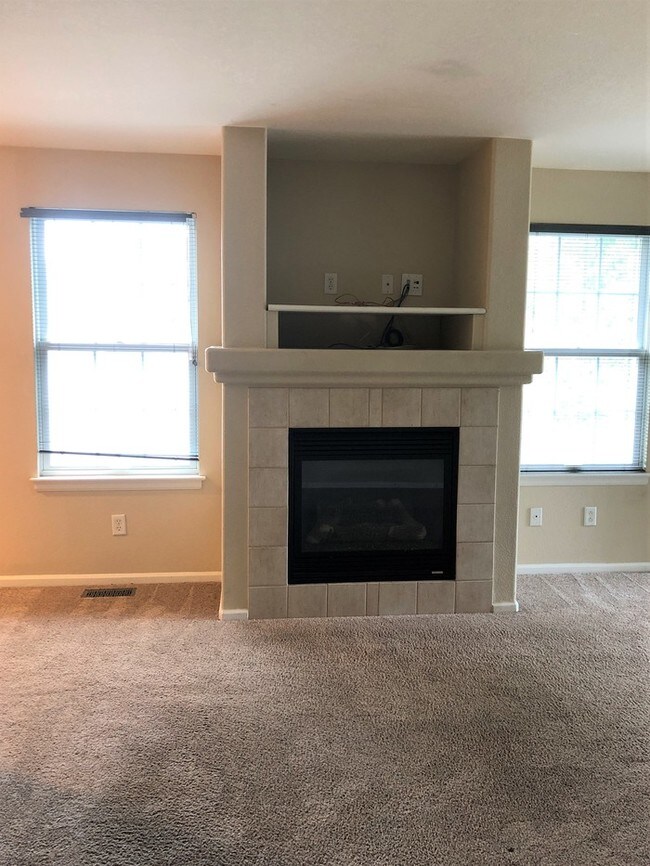 Building Photo - Stunning 4 Bedroom Home in Englewood.