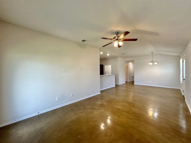 Building Photo - 104 Lowes