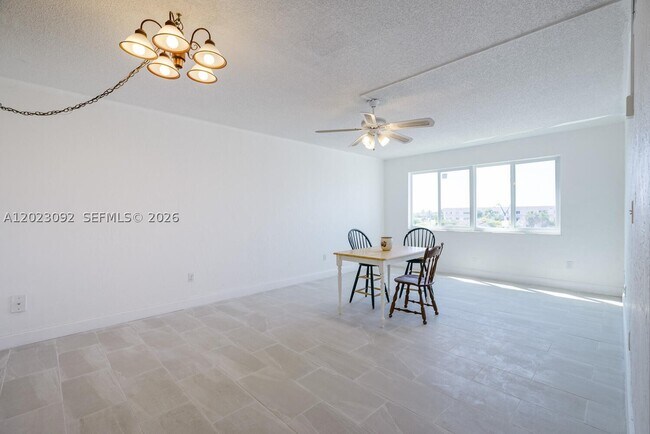 Foto del edificio - 14840 Naranja Lakes Blvd