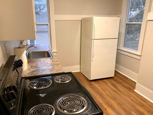 Building Photo - 385 E Perry St