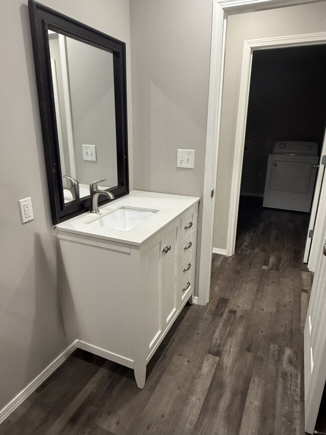 Building Photo - 406 S Ash