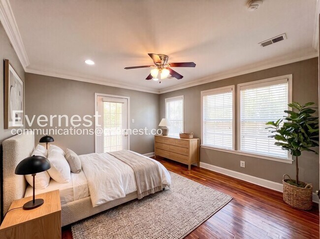 Foto del edificio - 5 Bed/4 Bath Home with Fenced Yard / Available Now!