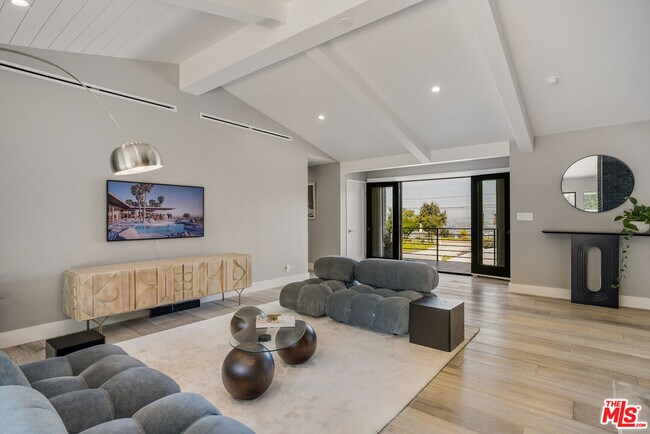 Building Photo - 8400 Mulholland Dr