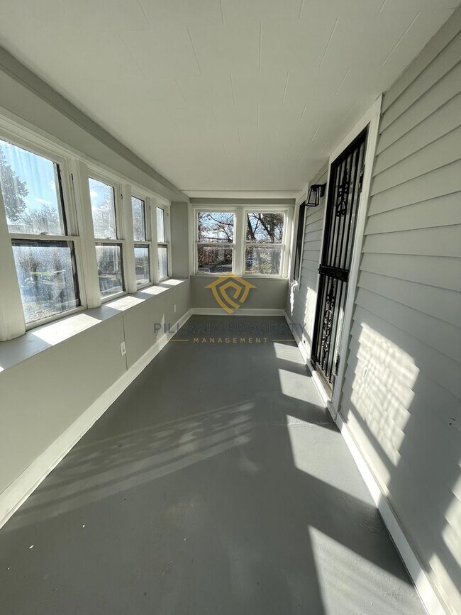 Foto del edificio - Amazing, Updated, Irvington, 3 Bedroom/1 B...