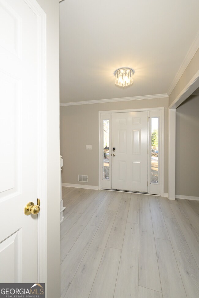 Foto del edificio - 151 Lakeside Dr NW