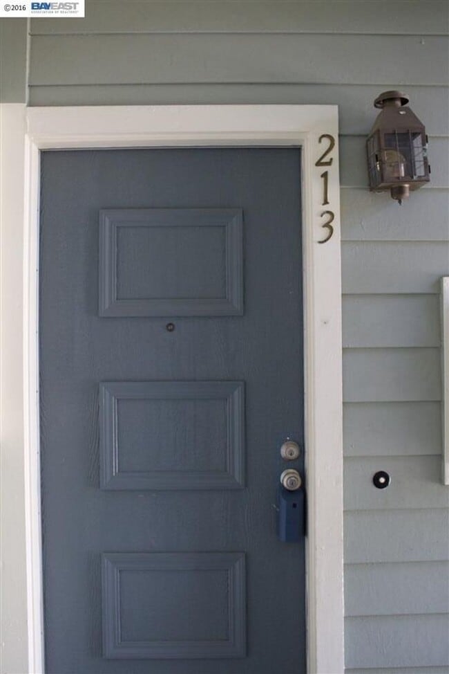 Building Photo - COMING SOON $3090 / 2 BR GORGEOUS REMODELE...
