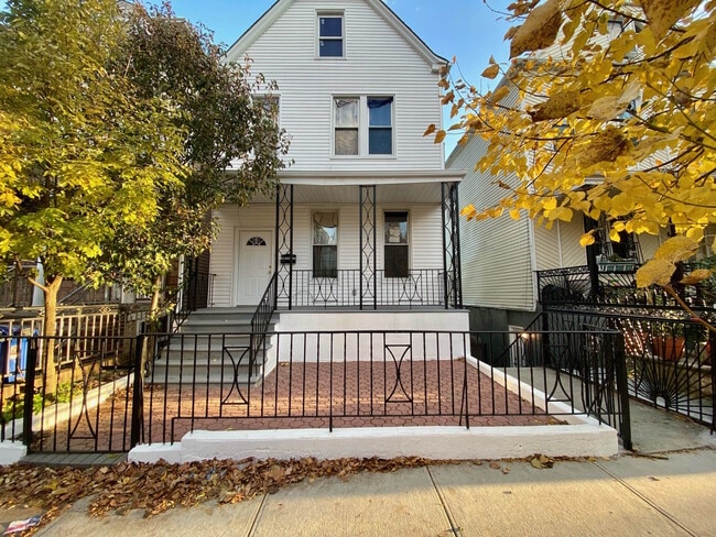Building Photo - 68 Sunnyside Ave