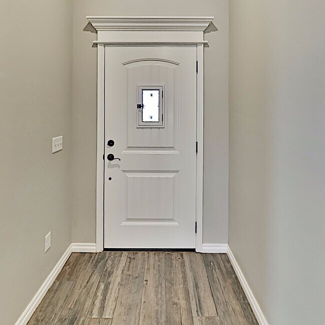 Foto del edificio - 3 Bedroom 2 Bathroom Home with Storm Shelt...